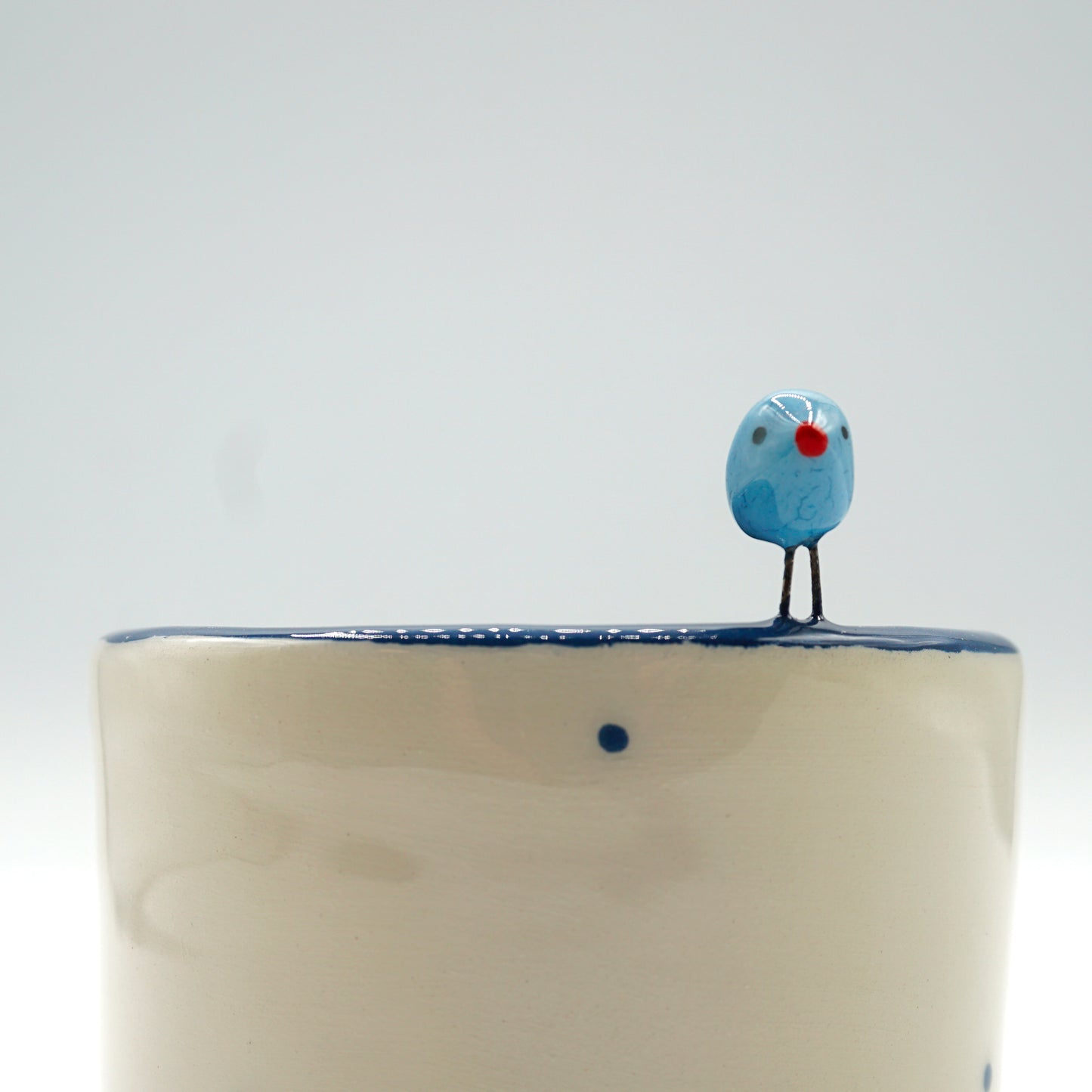 Tazzina “Birds” in ceramica con uccellino - decoro a Pois