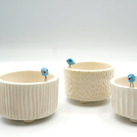 Tazzina "Birds" in ceramica con uccellino – decoro intagliato