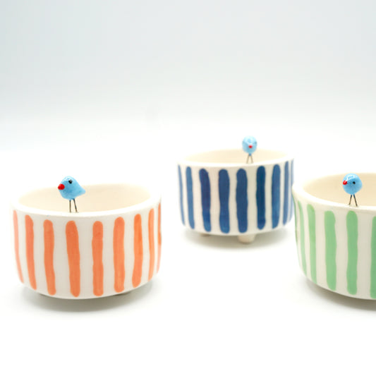 Tazzina "Birds" in ceramica con uccellino – decoro a righe colorate