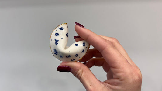 Biscotto della Fortuna in Ceramica – Fatto a Mano con Messaggio Personalizzabile