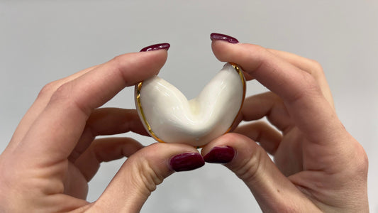 Biscotto della Fortuna in Ceramica – Fatto a Mano con Messaggio Personalizzabile