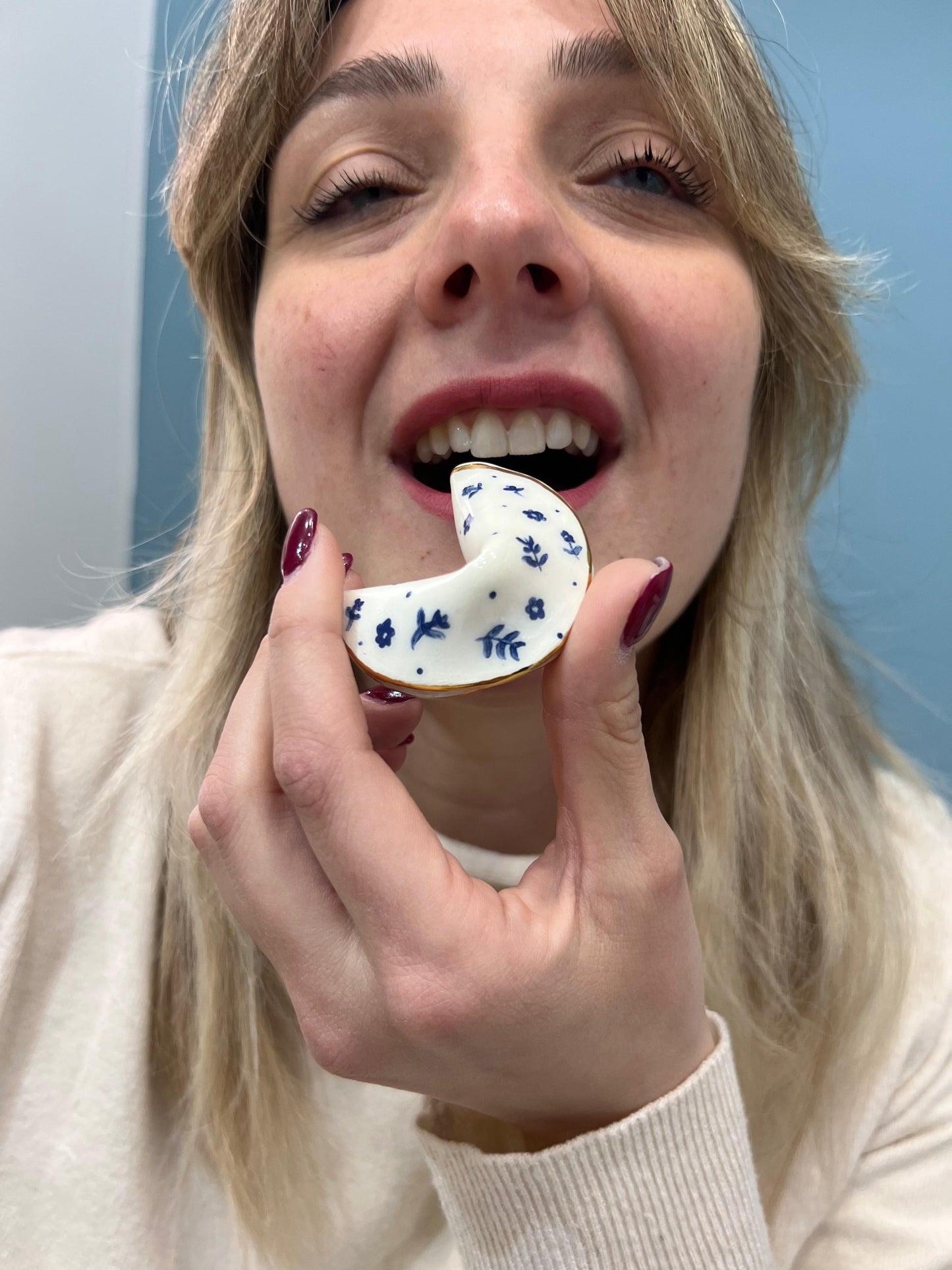 Biscotto della Fortuna in Ceramica – Fatto a Mano con Messaggio Personalizzabile