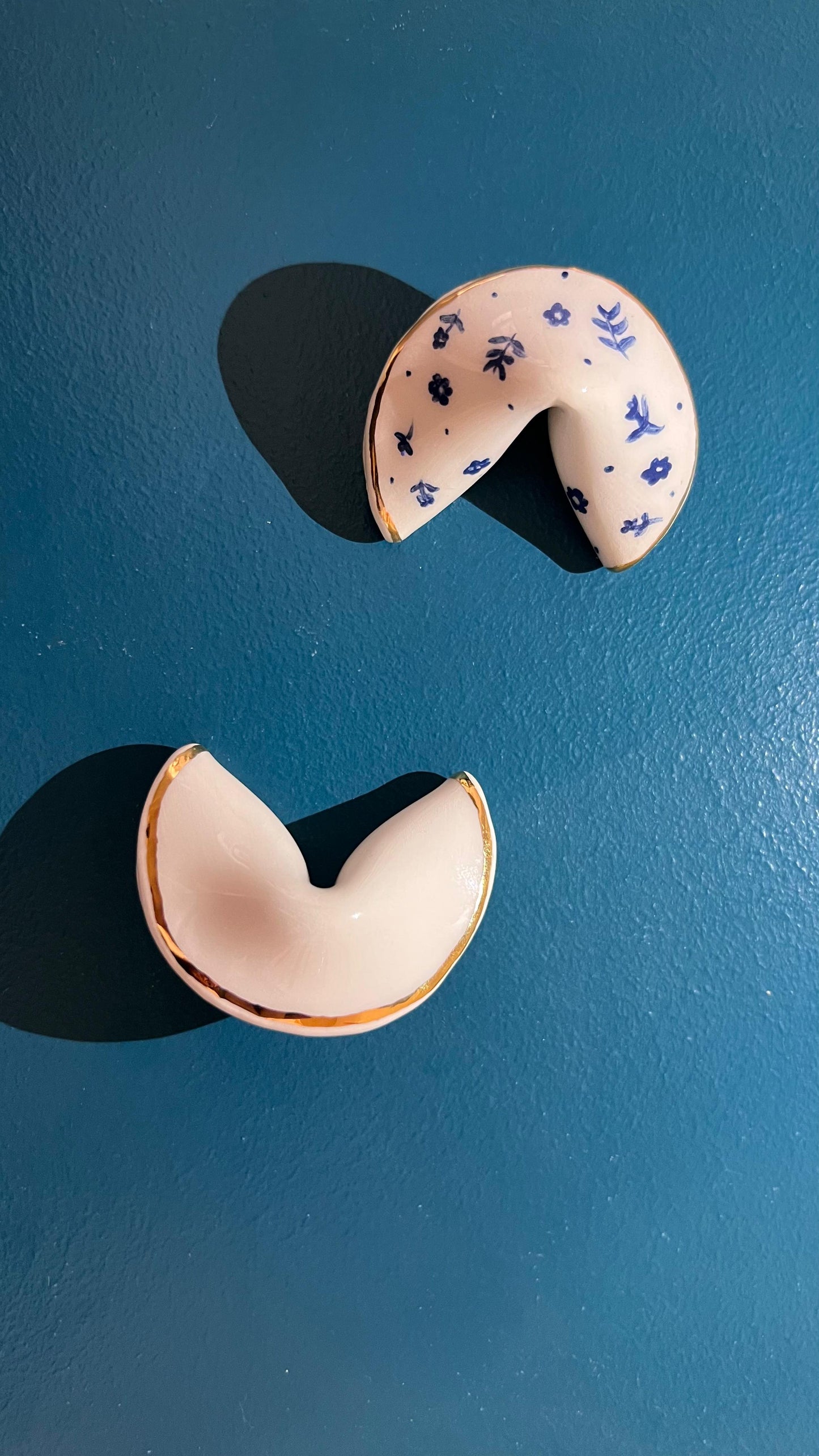 Biscotto della Fortuna in Ceramica – Fatto a Mano con Messaggio Personalizzabile