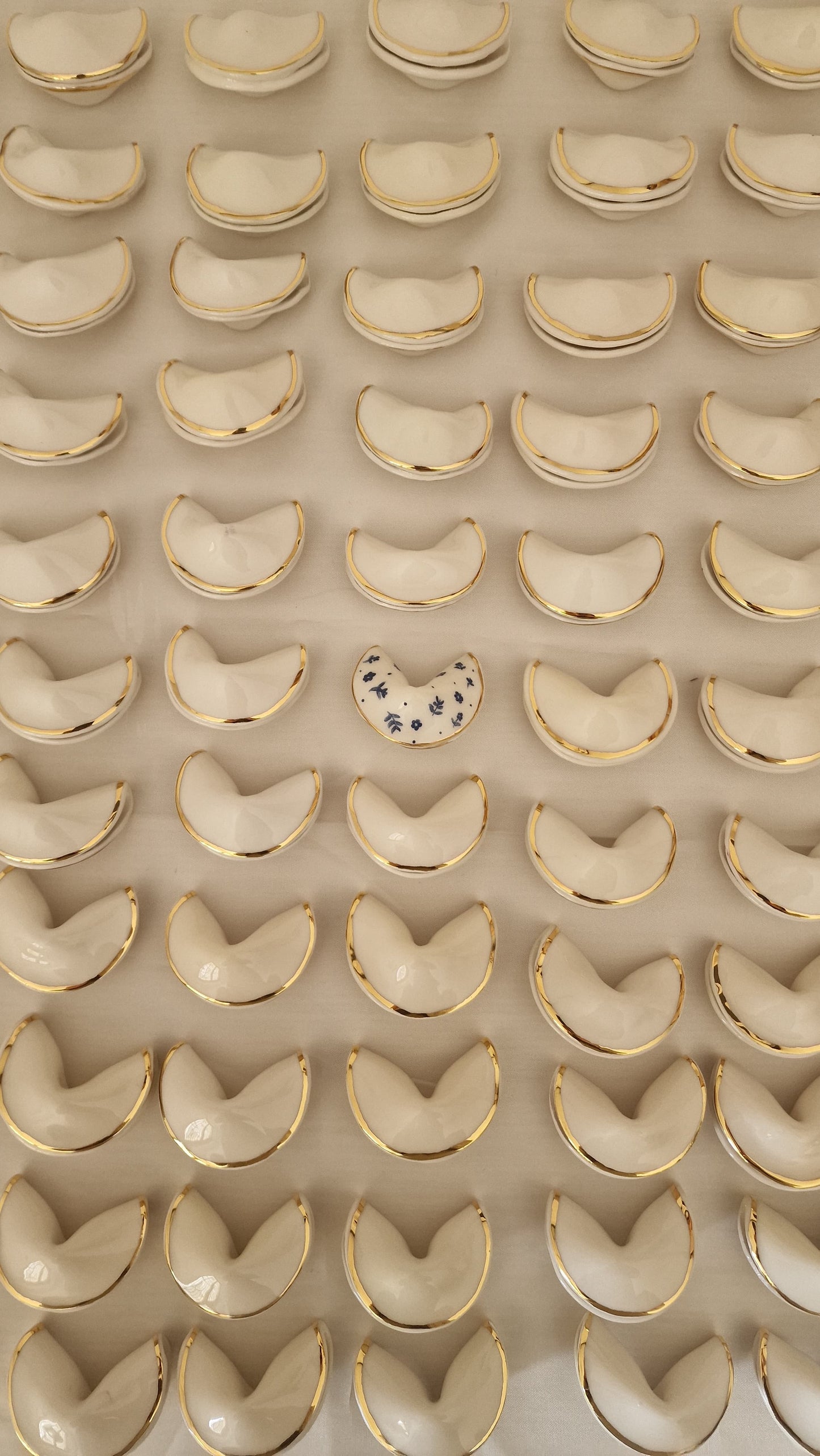 Biscotto della Fortuna in Ceramica – Fatto a Mano con Messaggio Personalizzabile